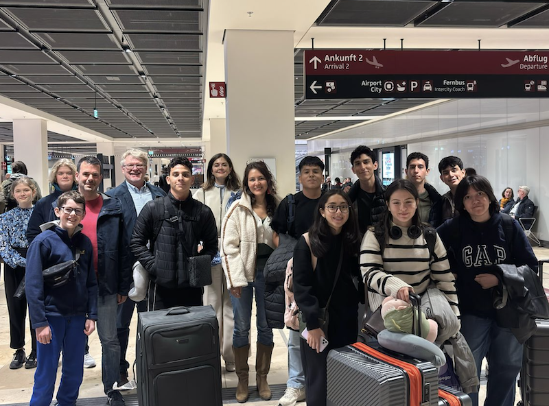 Familias y estudiantes de Guayaquil, llegada aeropuerto de Beriín, marzo 2025