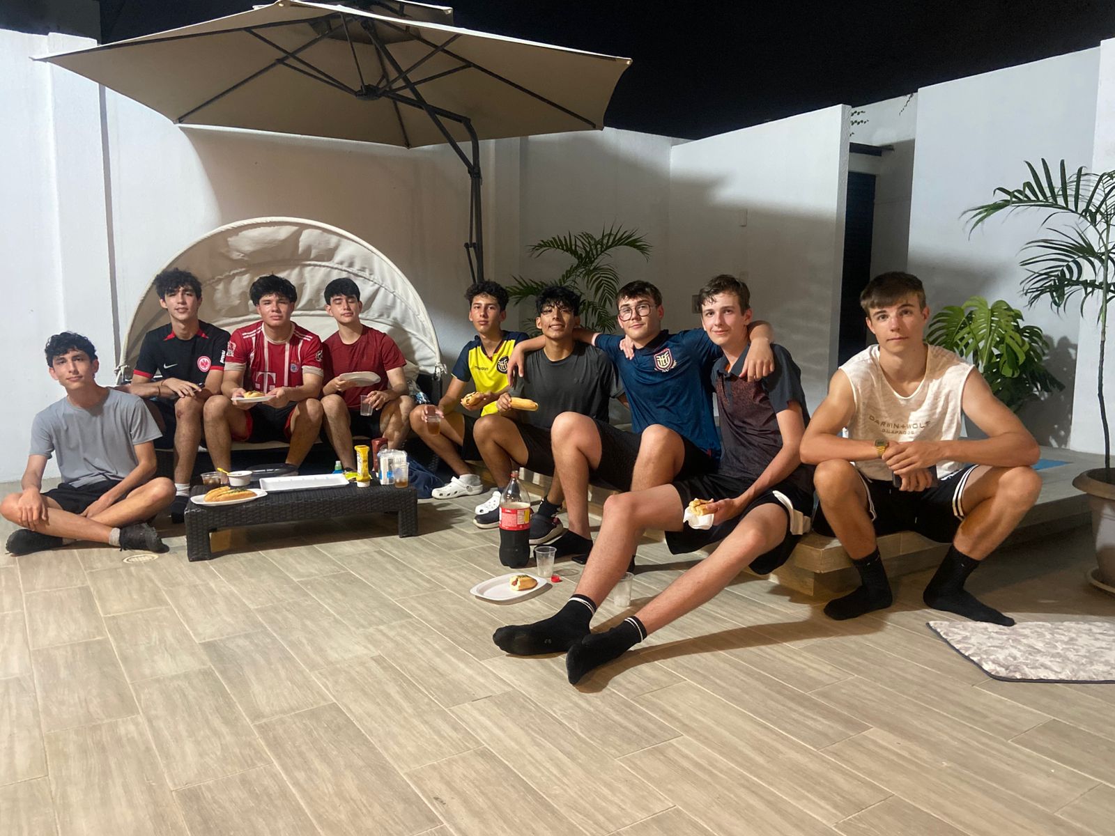 Reunión familia en Guayaquil con estudiantes alemanes de intercambio, Pasantías Guayaquil abril 2025