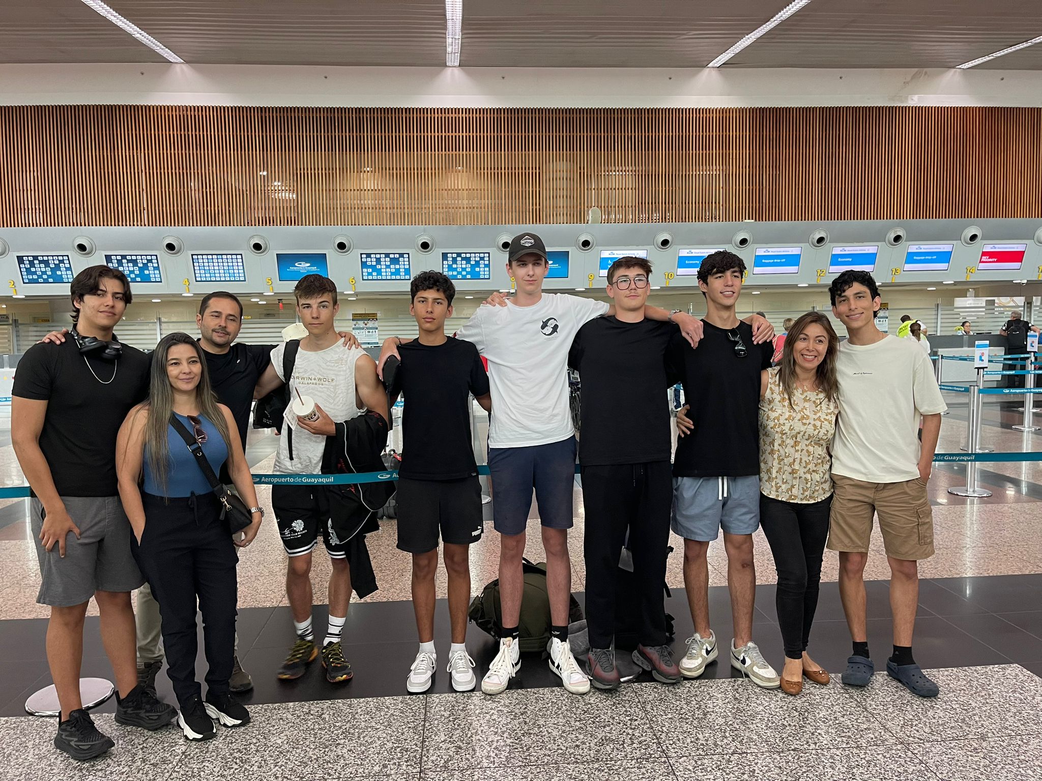 Familias y estudiantes alemanes, Aeropuerto Guayaquil, abril 2025