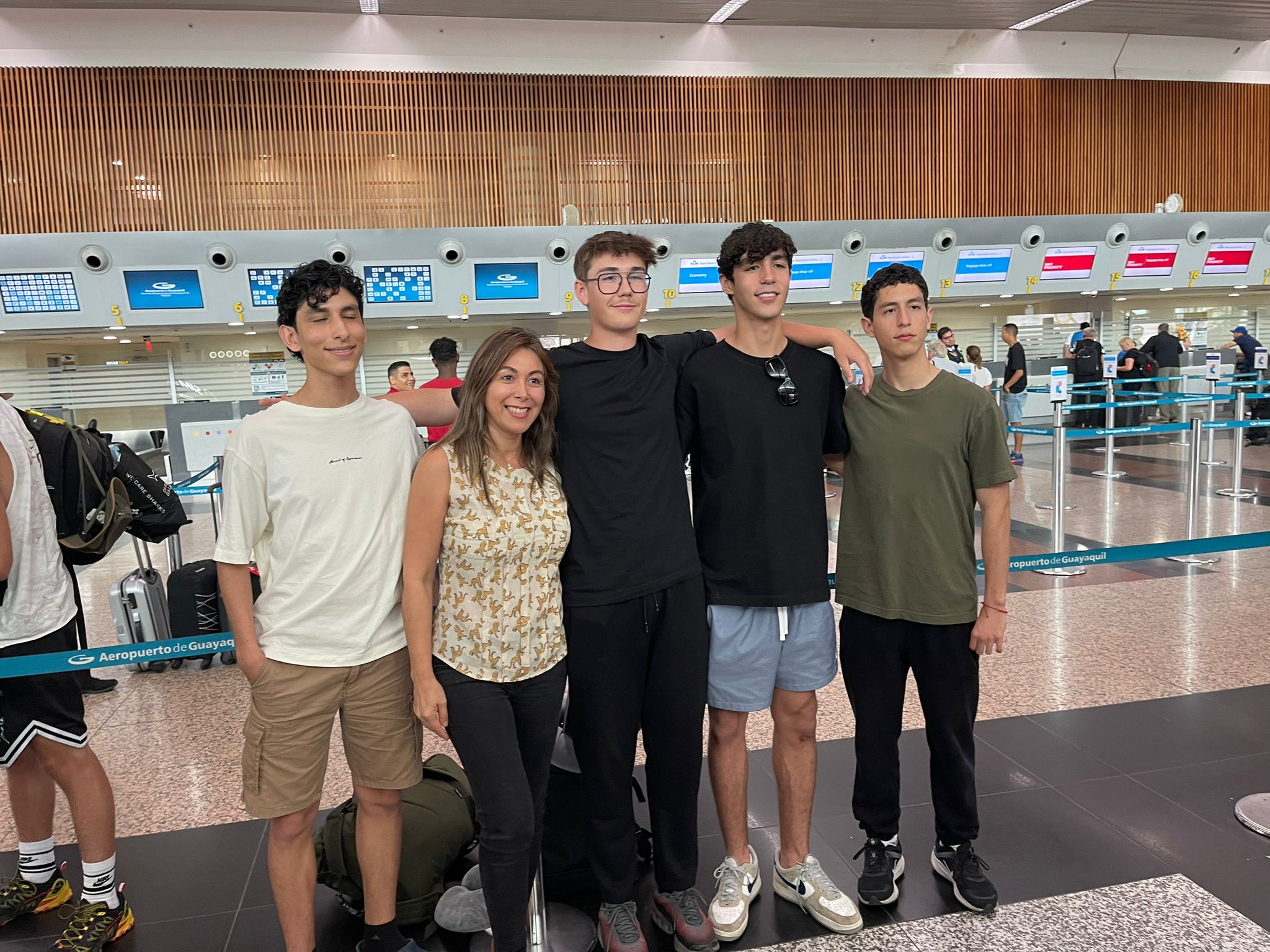 Familias y estudiantes alemanes, Aeropuerto Guayaquil, abril 2025