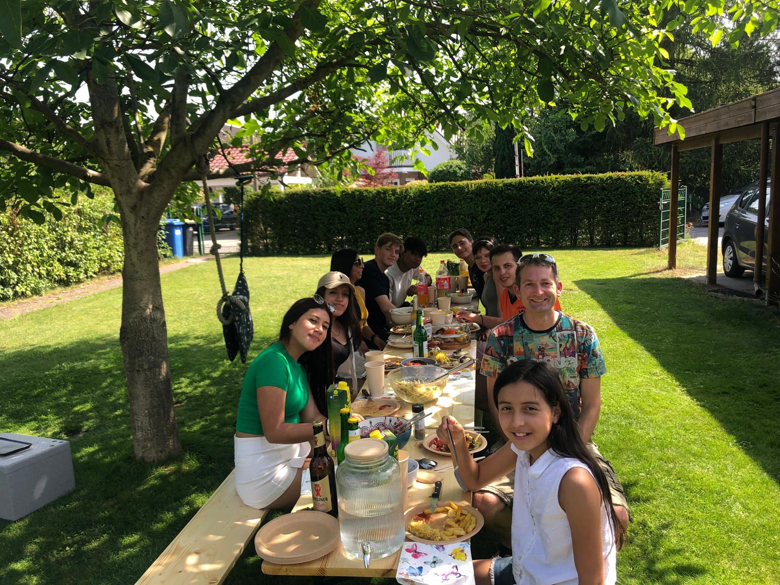 Parrillada en casa de una familia con estudiantes de Cuenca en Berlin julio 2024